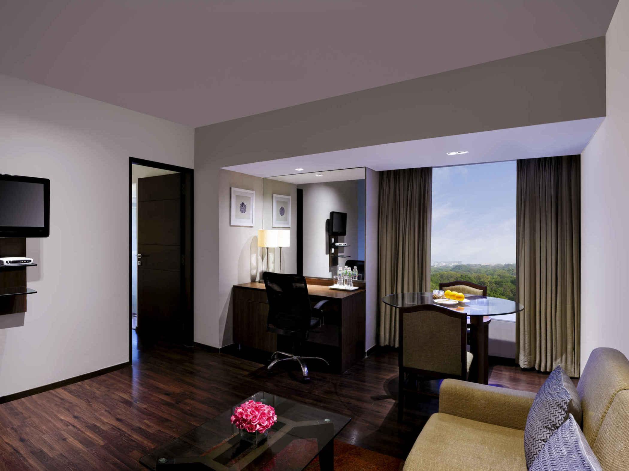 Grand Mercure Vadodara Surya Palace Bagian luar foto