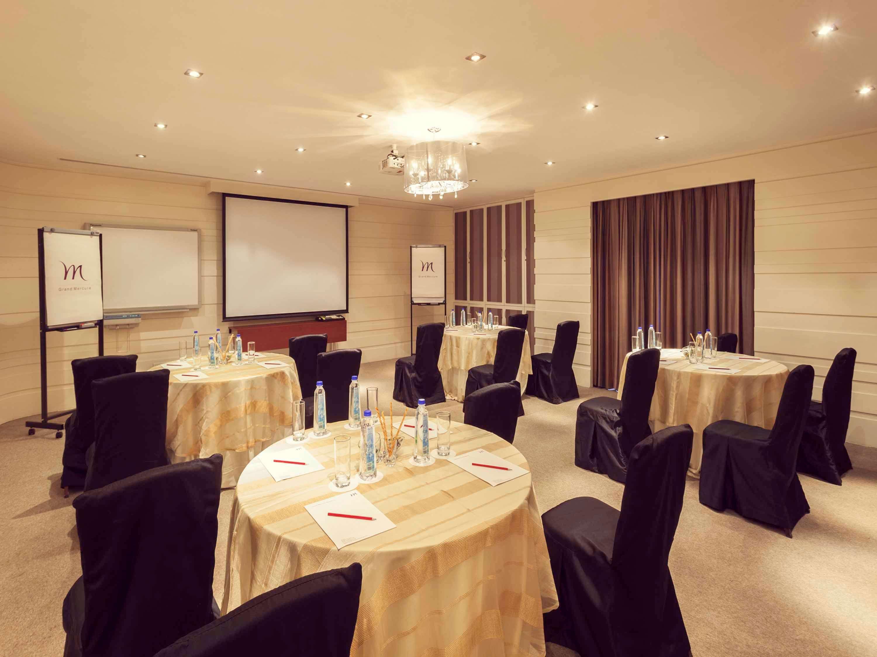 Grand Mercure Vadodara Surya Palace Bagian luar foto