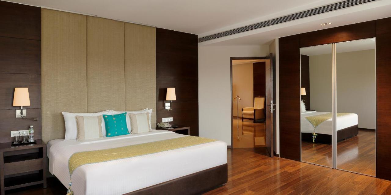 Grand Mercure Vadodara Surya Palace Bagian luar foto