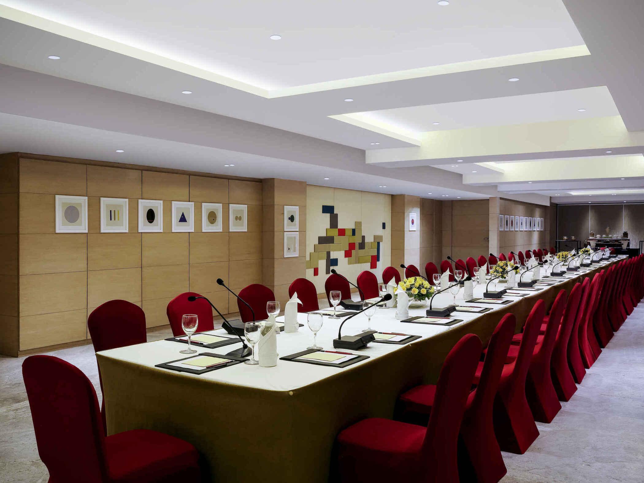 Grand Mercure Vadodara Surya Palace Bagian luar foto