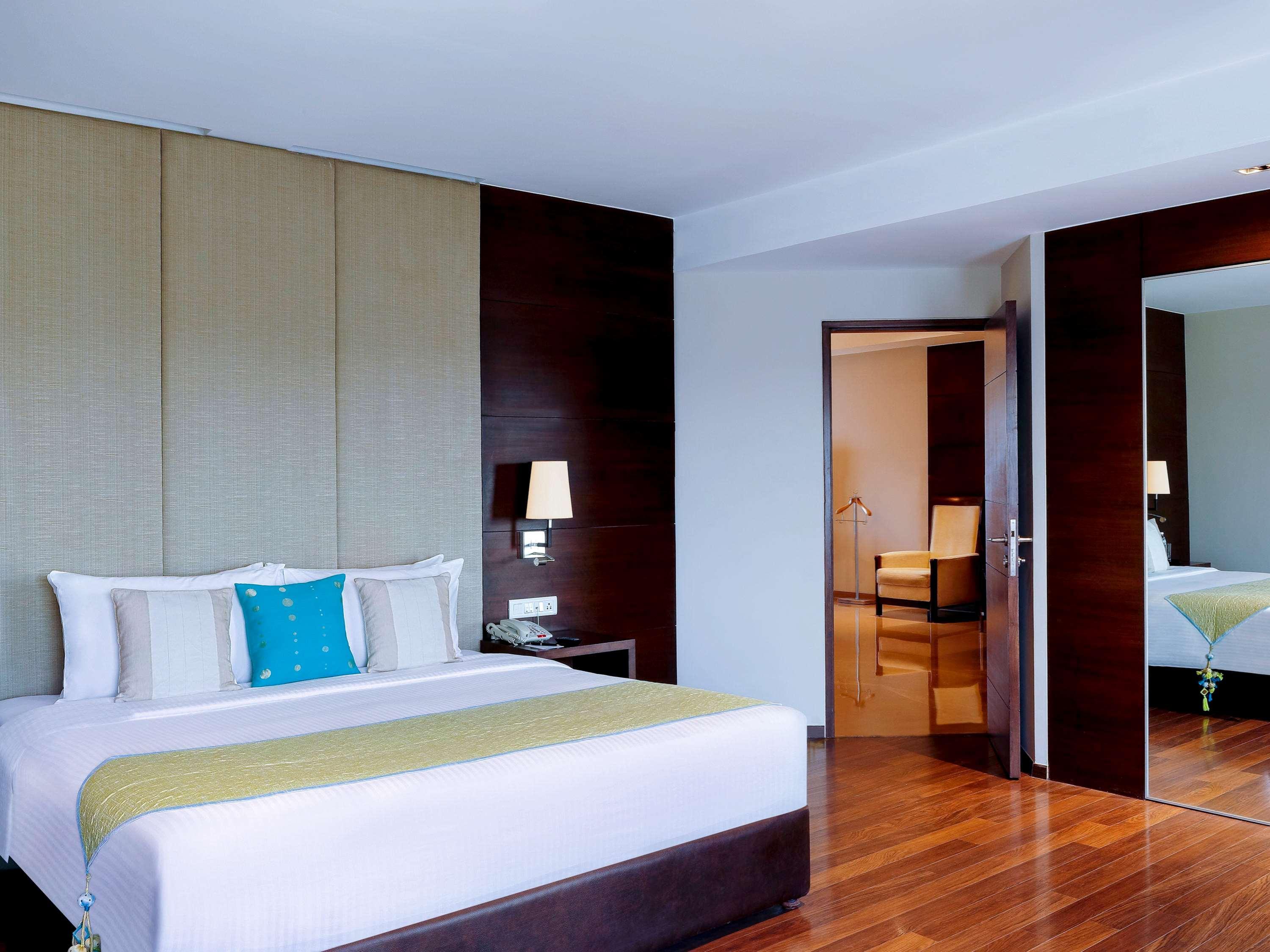 Grand Mercure Vadodara Surya Palace Bagian luar foto