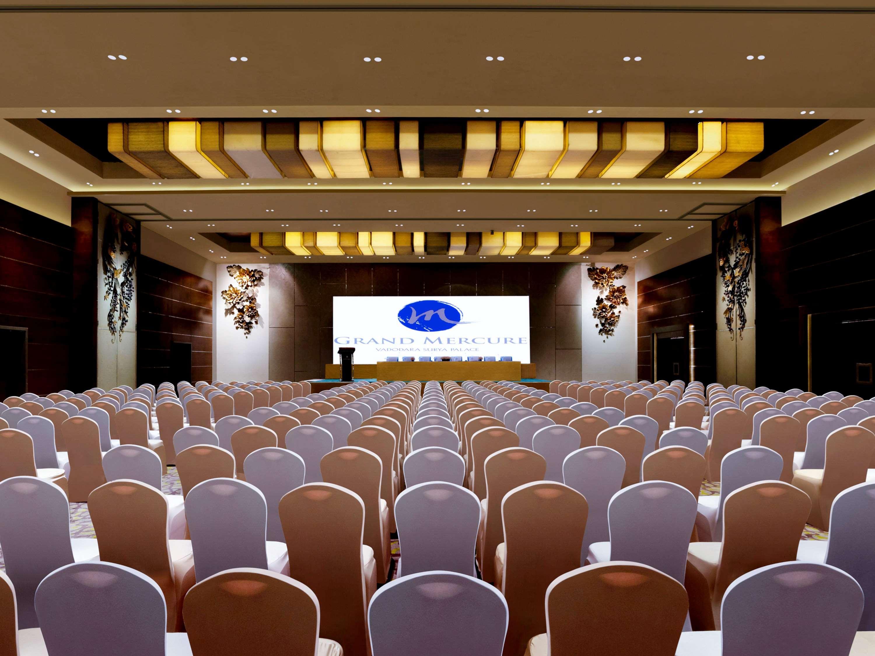 Grand Mercure Vadodara Surya Palace Bagian luar foto