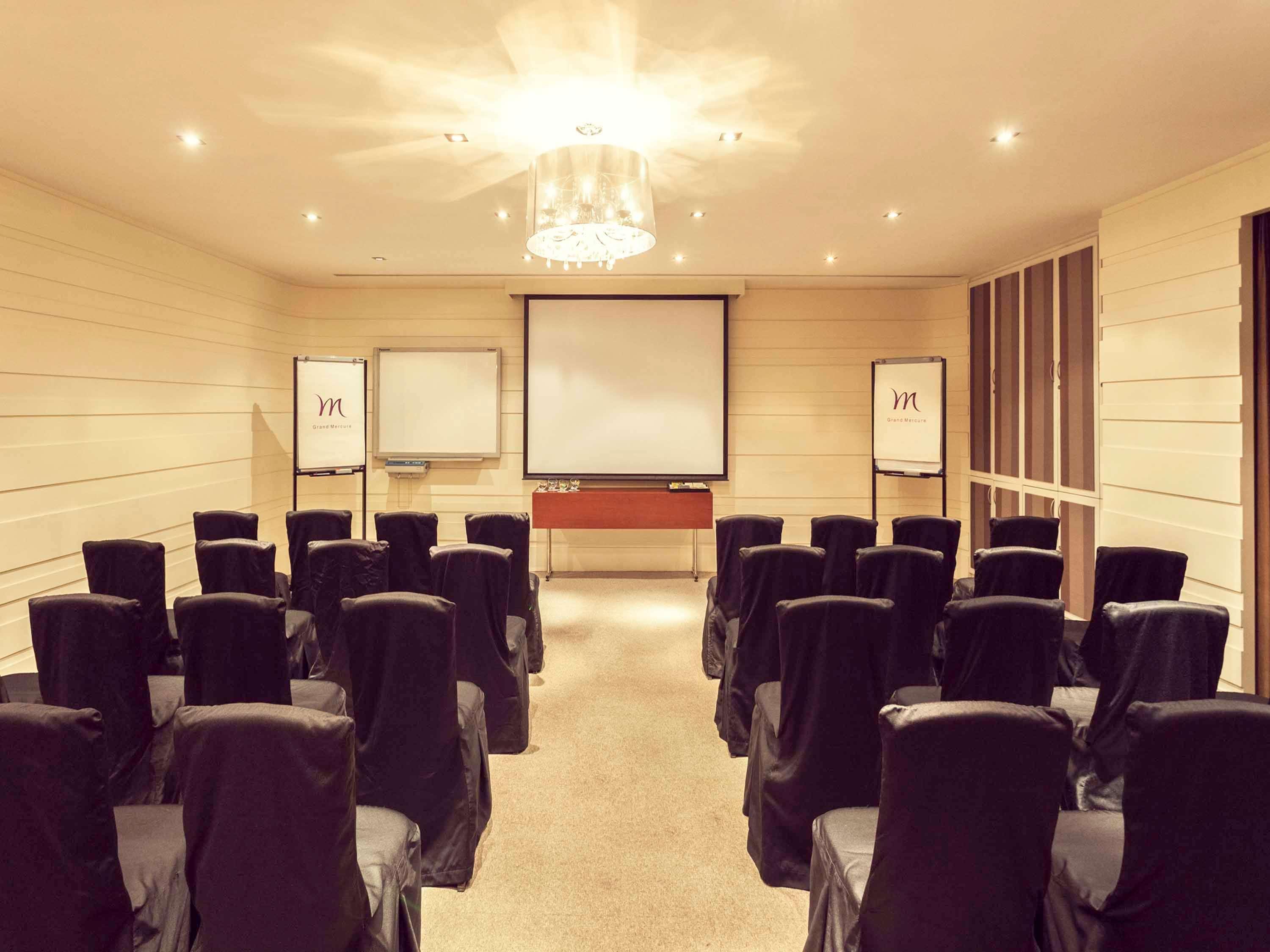 Grand Mercure Vadodara Surya Palace Bagian luar foto
