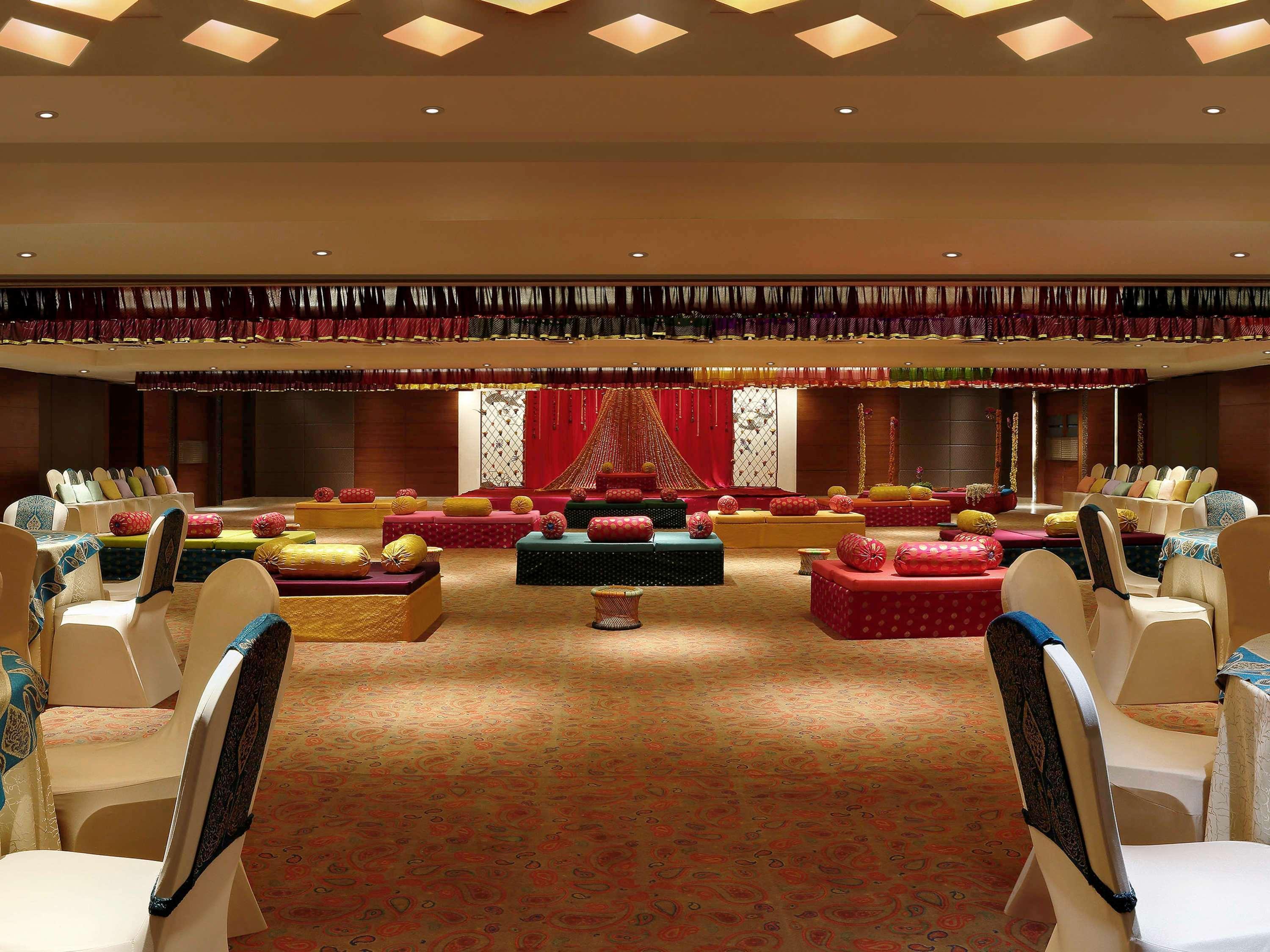 Grand Mercure Vadodara Surya Palace Bagian luar foto