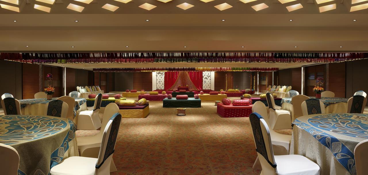 Grand Mercure Vadodara Surya Palace Bagian luar foto