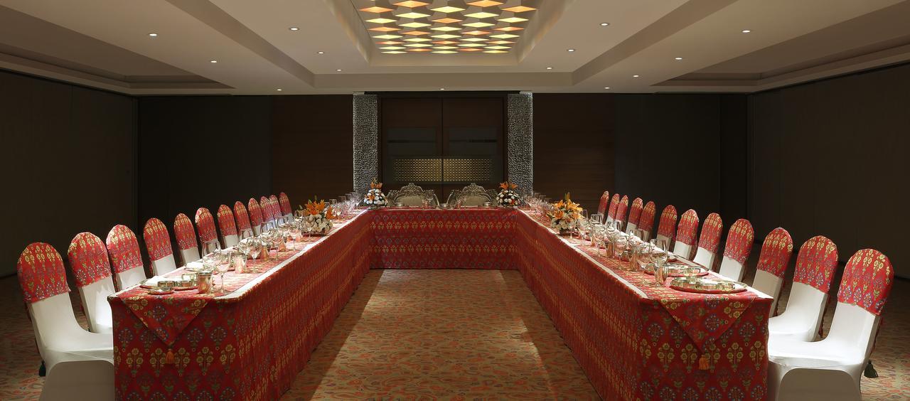 Grand Mercure Vadodara Surya Palace Bagian luar foto