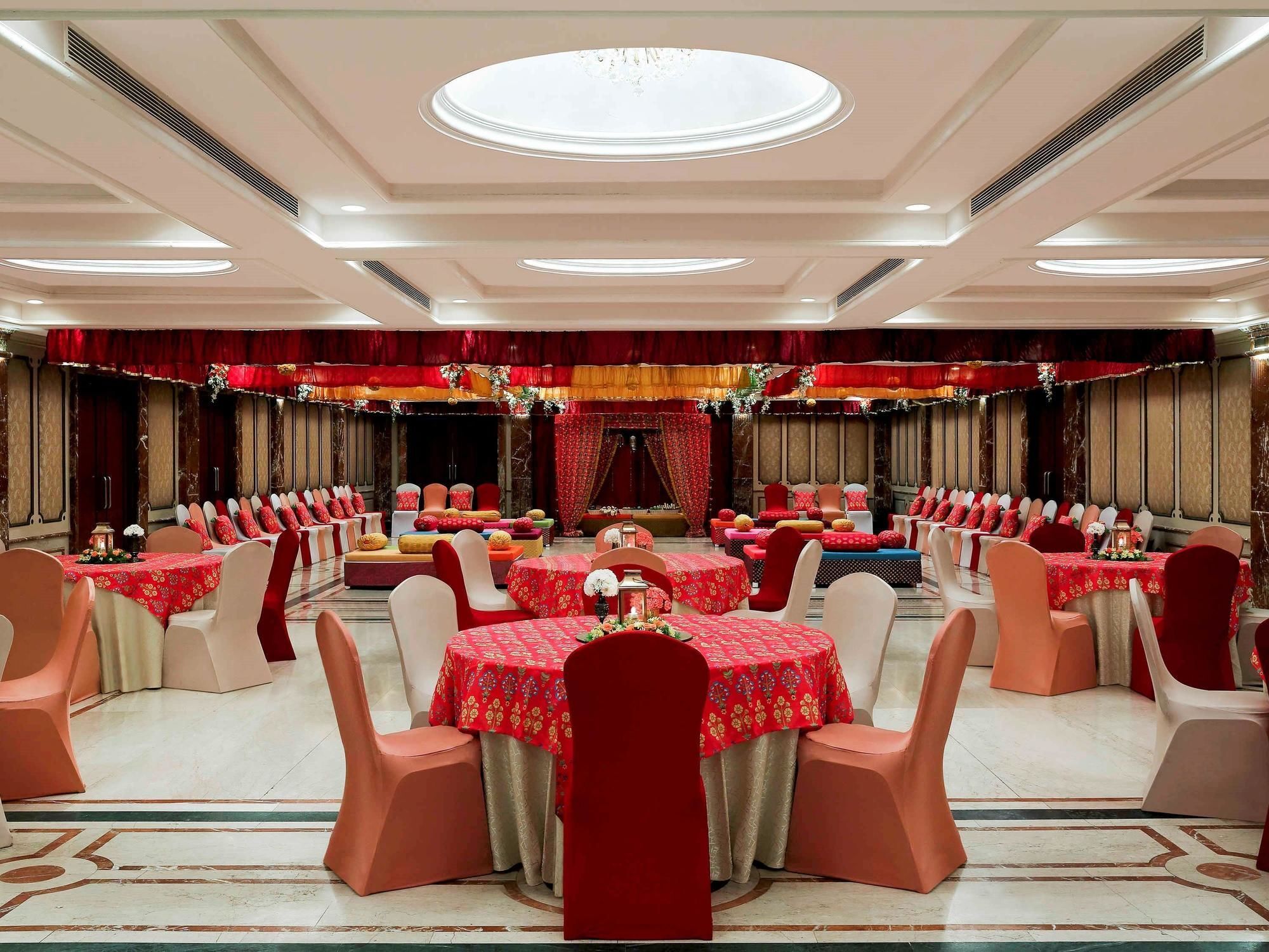 Grand Mercure Vadodara Surya Palace Bagian luar foto