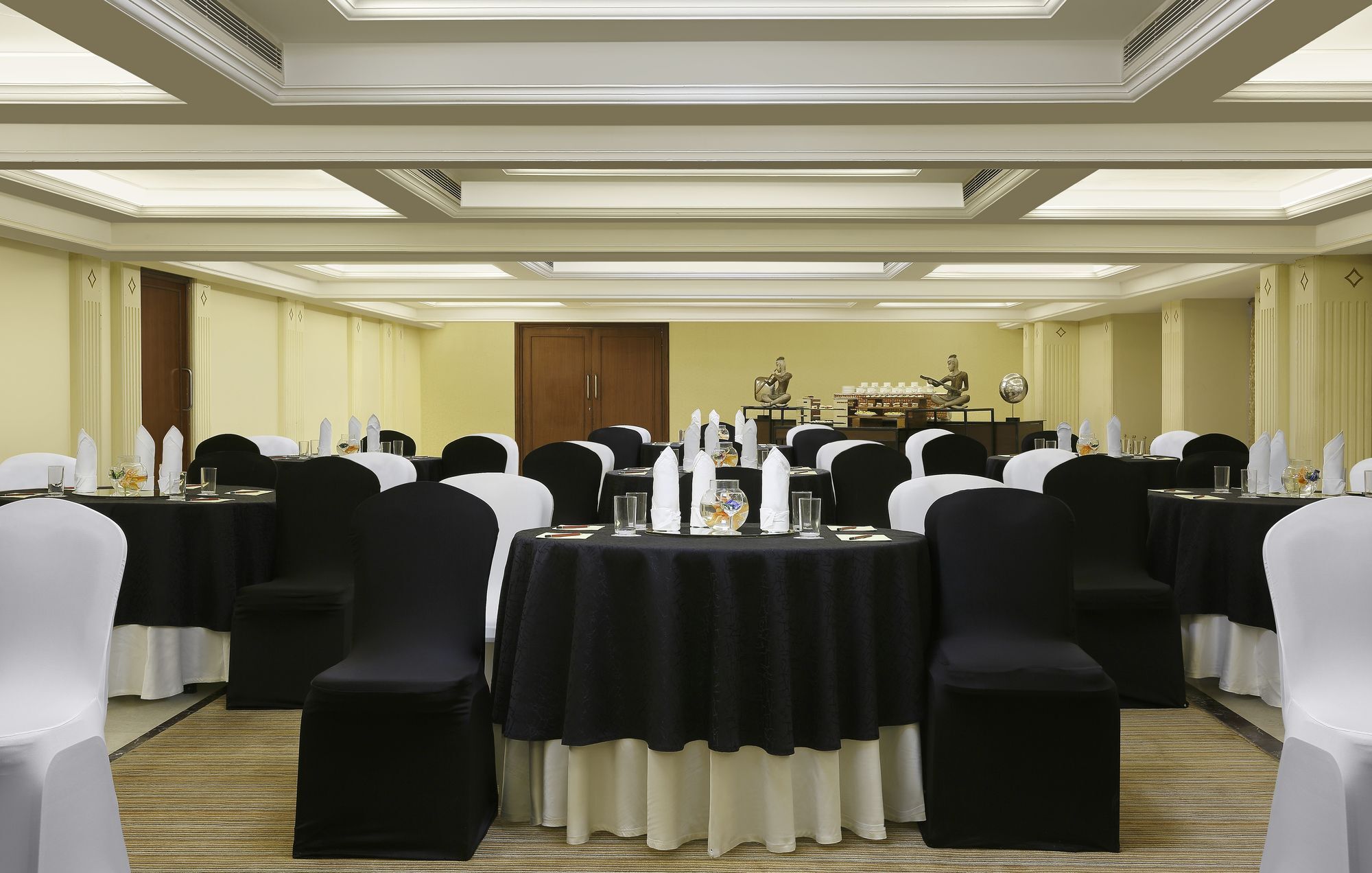 Grand Mercure Vadodara Surya Palace Bagian luar foto