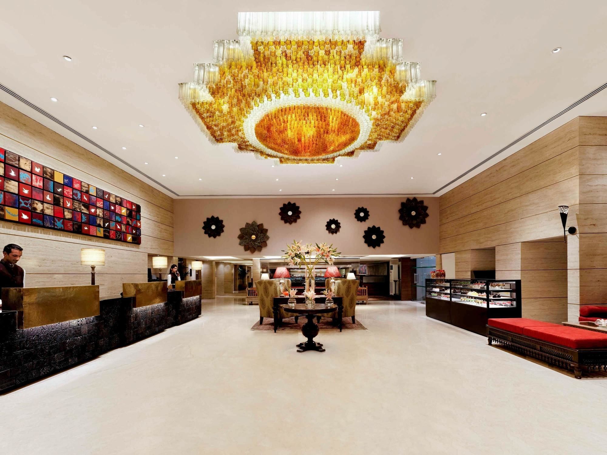Grand Mercure Vadodara Surya Palace Bagian luar foto
