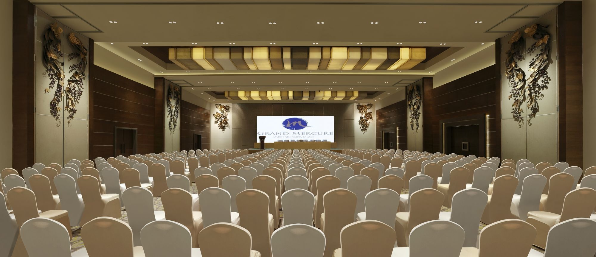 Grand Mercure Vadodara Surya Palace Bagian luar foto