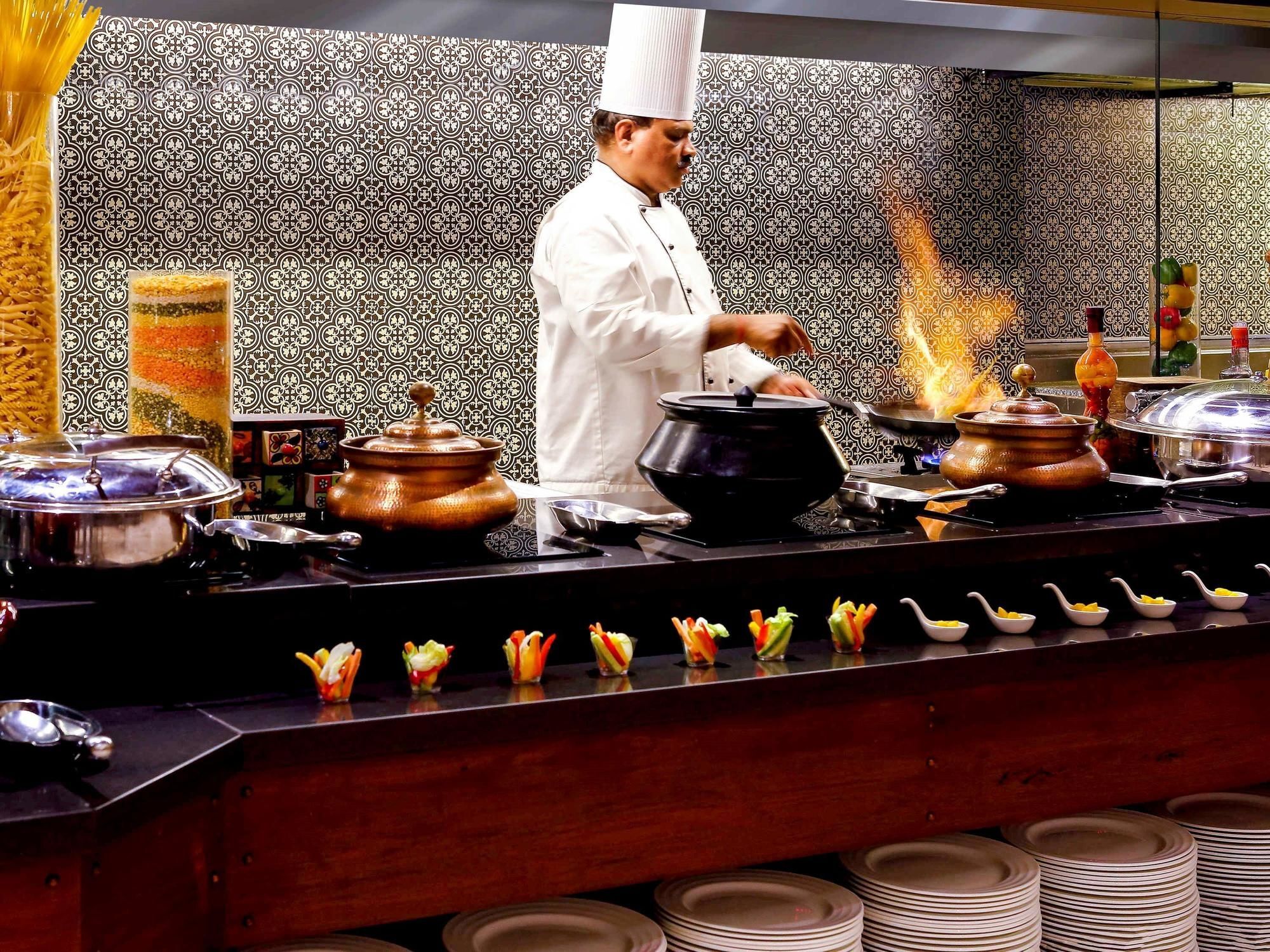 Grand Mercure Vadodara Surya Palace Bagian luar foto