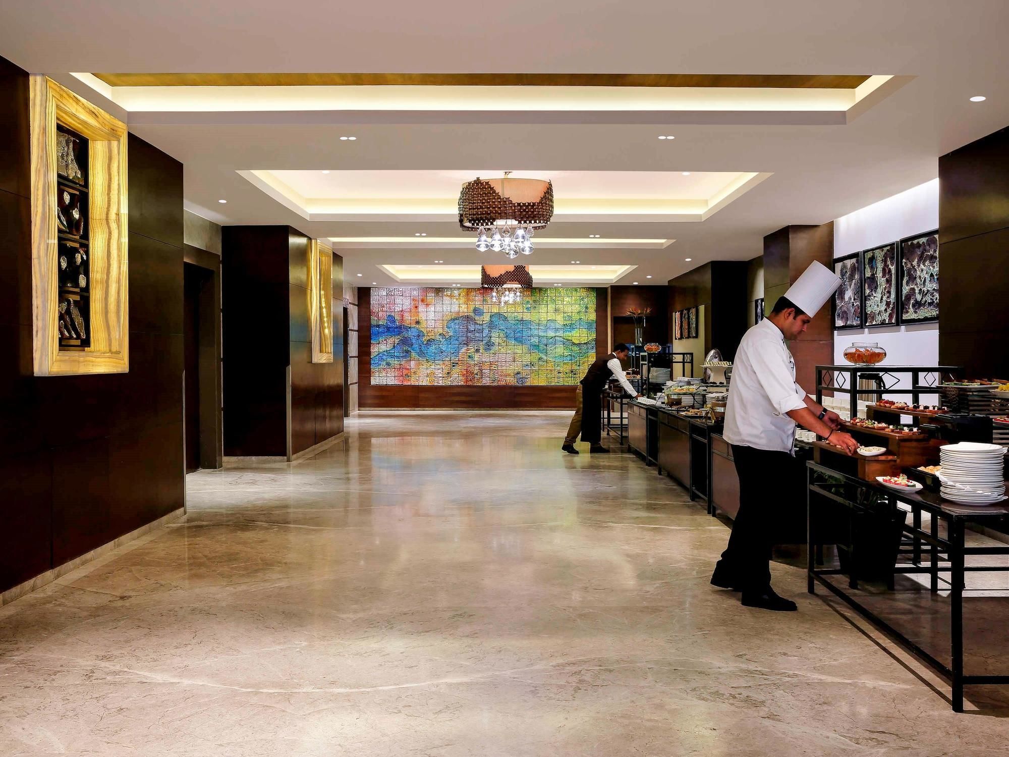 Grand Mercure Vadodara Surya Palace Bagian luar foto